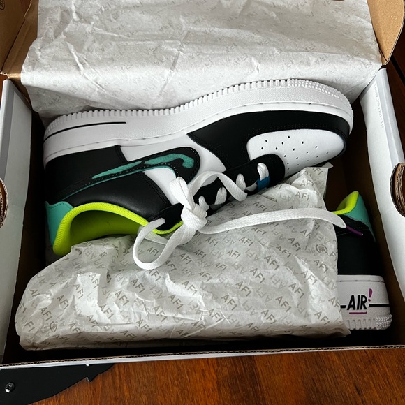 Nike Air Force 1 LV8 (GS) Size 6.5Y or 8W - Picture 4 of 6